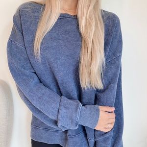 GET 2 FOR 1 BUNDLE! Hollister crewnecks!!